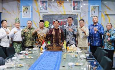 Ket Foto : Pertemuan Bupati Batola H. Bahrul Ilmi, Wali Kota Banjarmasin H. M Yamin, dan Bupati Banjar H. Saidi Mansyur membahas penanganan sampah.(ist)(kalselpos.com)