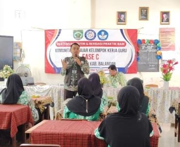 Teks foto KKG Fase C Kecamatan Paringin memperkenalkan inovasi CAKAR BIDAWANG dalam pertemuan rutin sekaligus kegiatan berbagi praktik baik yang digelar di SD Negeri Mangkayahu, Kecamatan Paringin, Kamis (8/10/2026). (ist)(kalselpos.com)